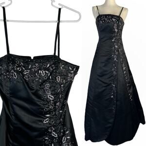 Long Black Beaded Embroidery Accents Prom Dress with Matching Wrap Size Ten